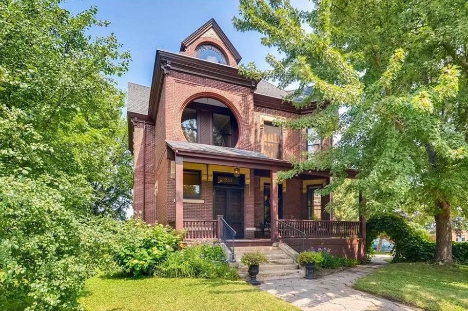 1893 Historic Mansion For Sale In Neenah Wisconsin — Captivating Houses