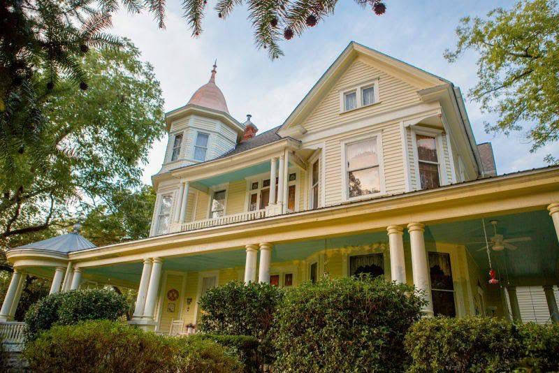 1875 Victorian In Alexander City Alabama — Captivating Houses